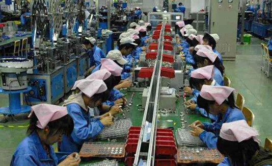 看看富士康的工作車間,每件產(chǎn)品的背后都有員工們的心酸